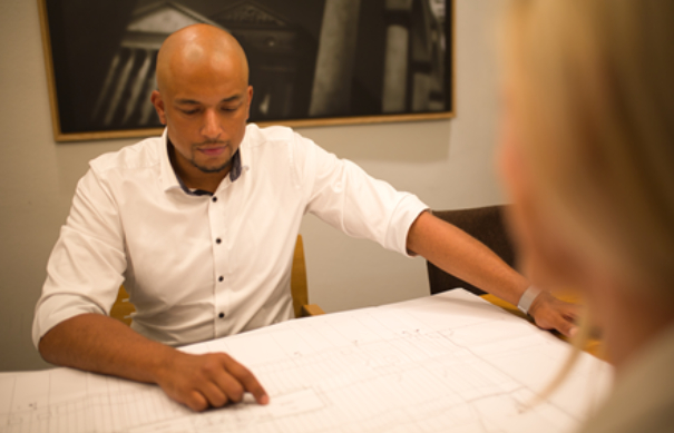 einem gut beleuchteten Raum Dokumente