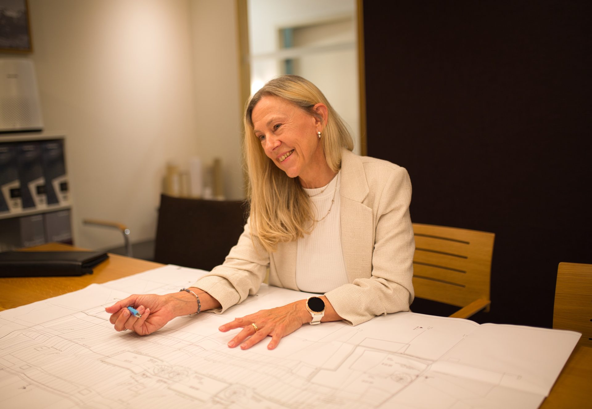 Tisch gegenübersitzt und beide in ein Gespräch vertieft sind.