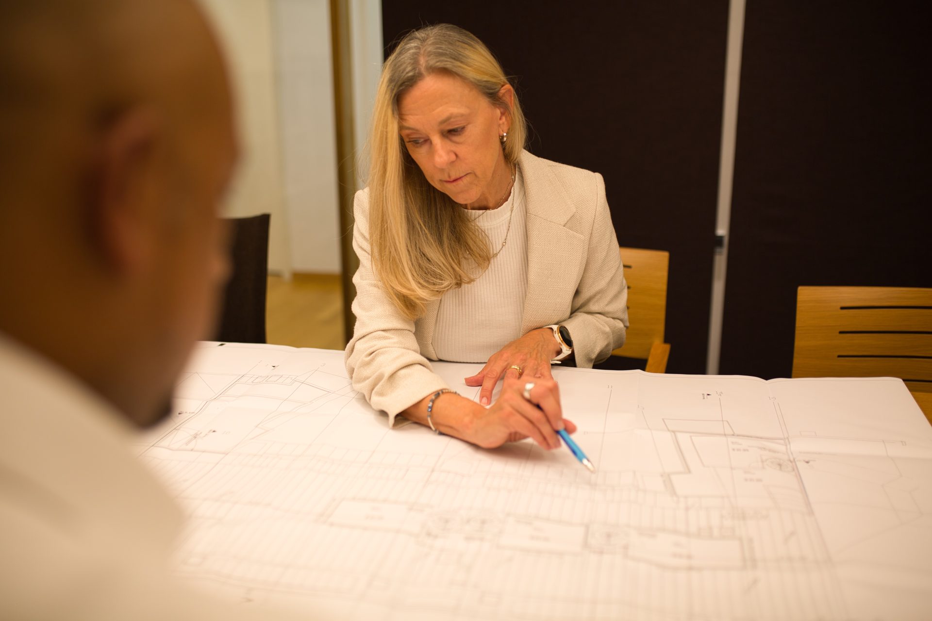 während er einer Frau an einem schwarzen